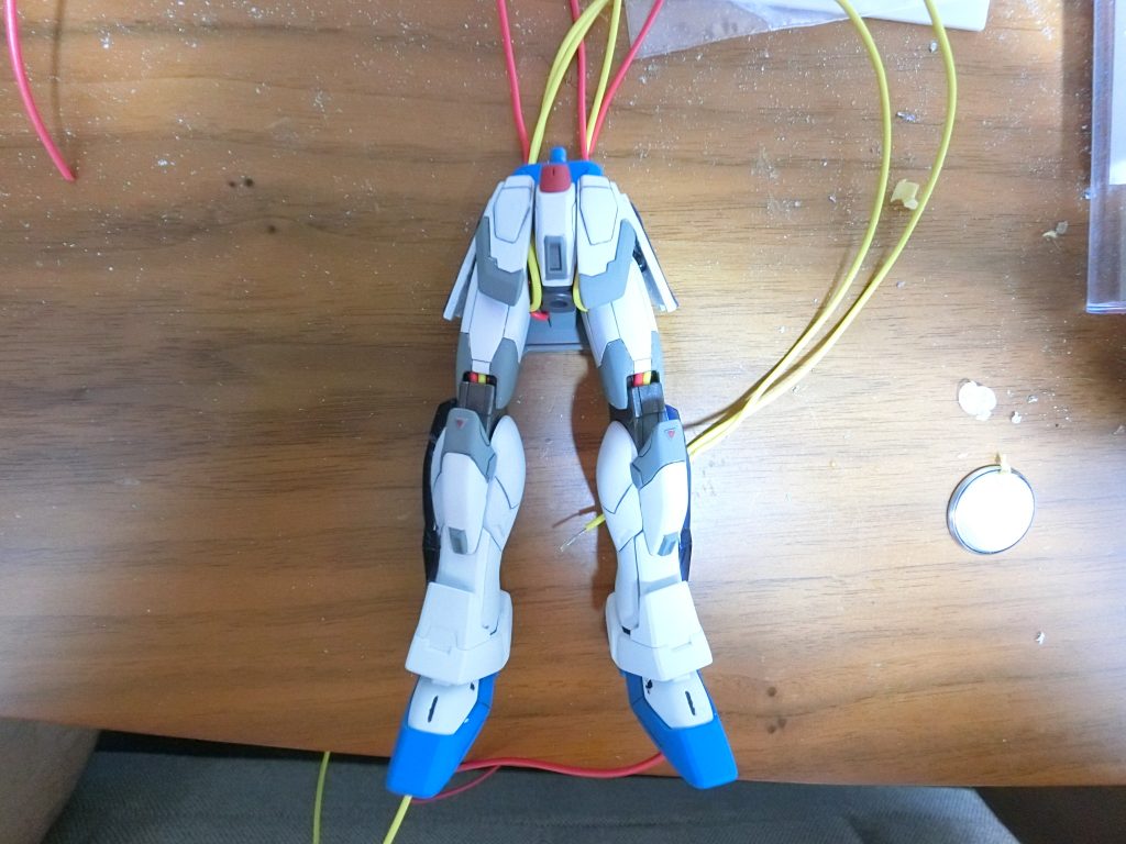 下半身までの配線が完了した状態です。
HGのキットでは配線を通す場所の確保が非常に困難です。