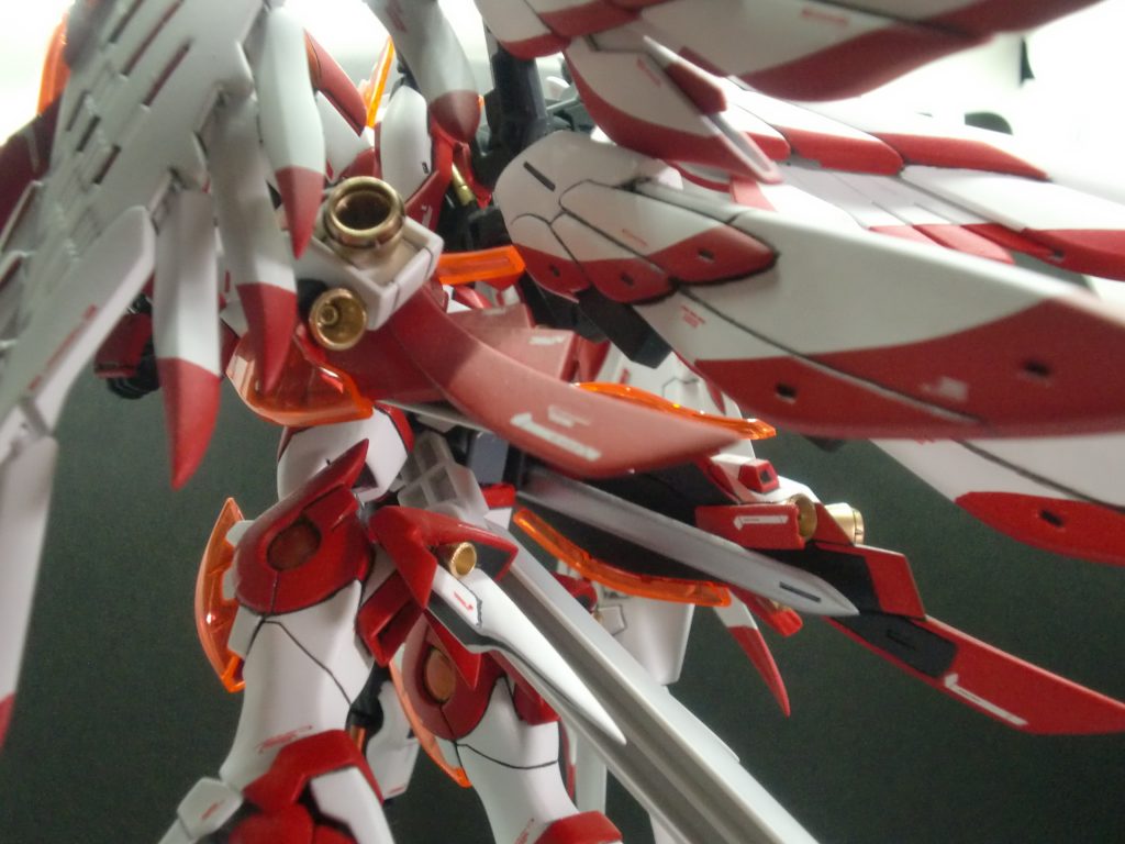 背面下部からのショット
バスターソードを腰のアーマーとして、バーニア類を増設しました。実体剣もここにマウントしています。