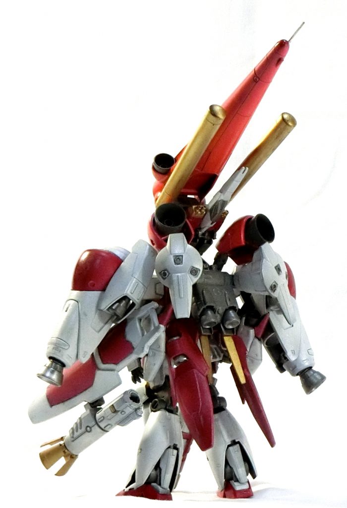 手持ち装備はビームバズーカ。右肩とシールド裏の基部を連結することで本来の威力を発揮するがセンサーとEパックを増設したため砲身部分だけでもハンディビームバズーカとして扱える。