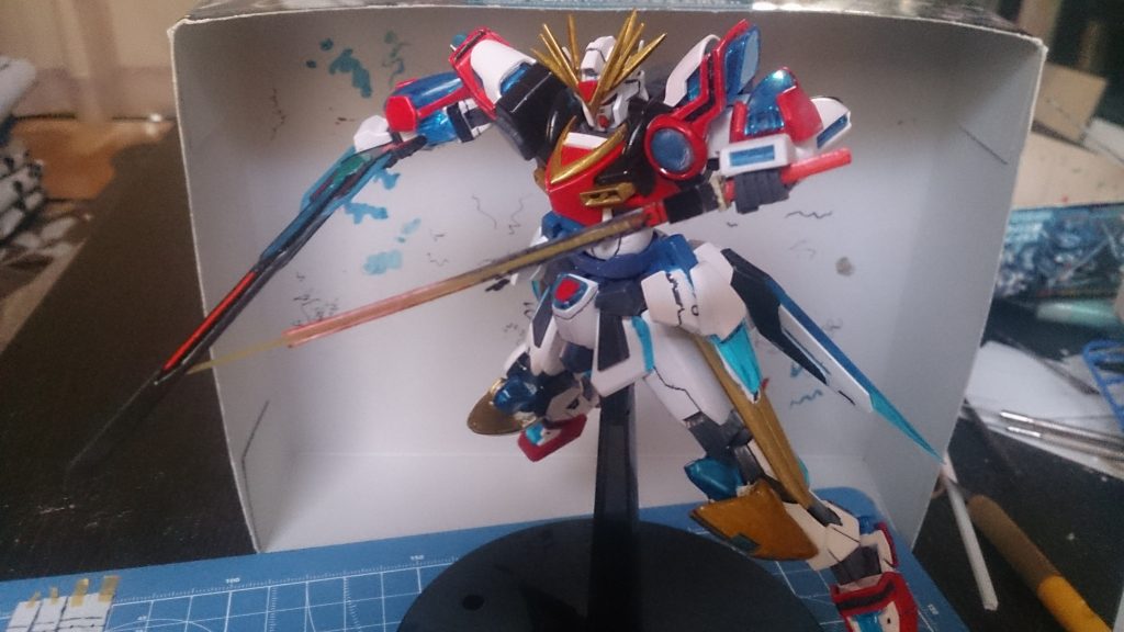 カラーリングの変更し、専用武器を持たせた状態です。と言っても、手に持っている二刀しか出来てません。片方に至っては鞘が完成していないという状態。

もはや『やる気あるのか？』と問われても、何も言い返せない。止めて！そんな目で見ないで！