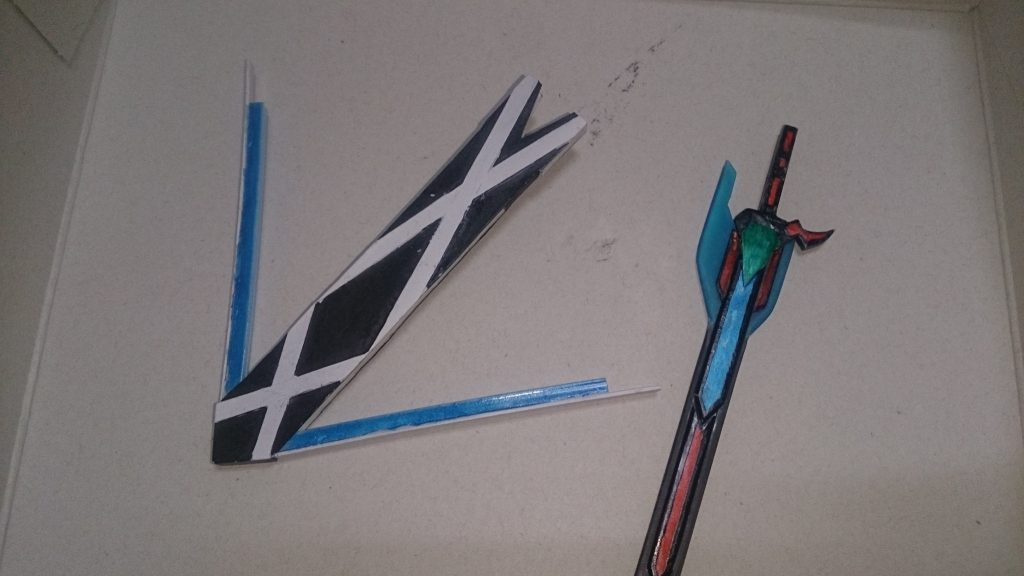 鞘は展開し、ビームシールド・パワーゲート等を展開可能です。*ただし２つないと出来ません*。

剣よりも、鞘がある意味作成が難航しました。

展開するのはいいとしても、強度が落ちるのは良くない。かといって、デカくするとスペースに余裕が無くなる…………等、何回も設計図を書き直しました。

余談ですが、本体は肉穴は、全てクリアーパーツで埋めました。これが一番時間かかりました。もうやりたくないですね(苦笑)