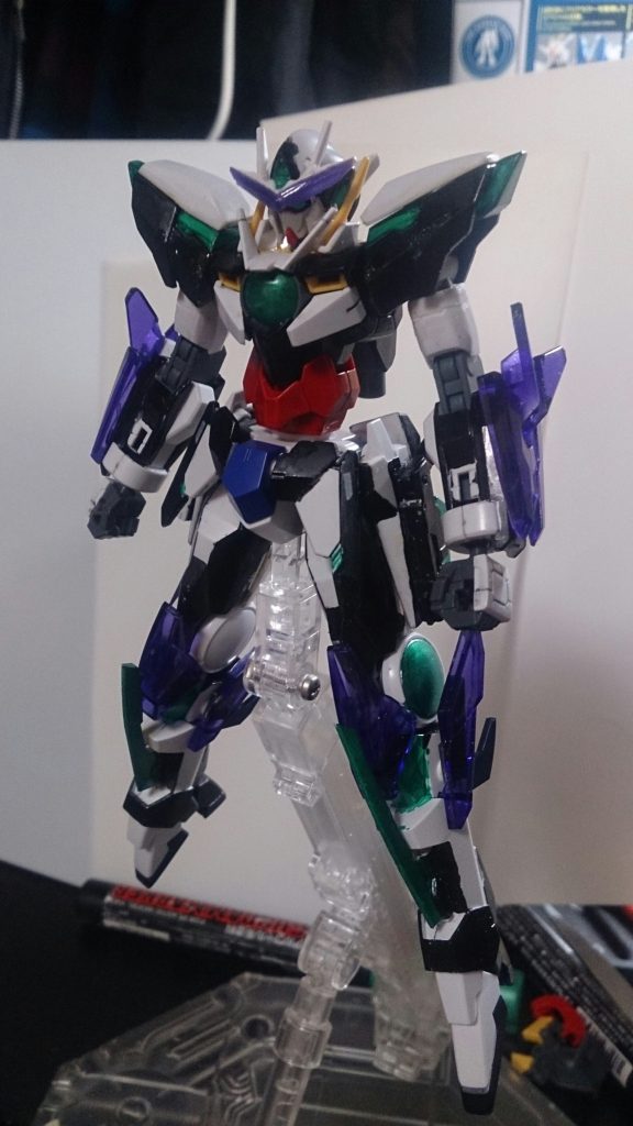 本体。トランジェントガンダムグレイシャーとトライバーニングのクリアーパーツを使用し、各部に配置。肩もクアンタの物をベースに改造しました。
それ以外は本当に変更はなく、剥げてた色を塗り直したぐらいです。