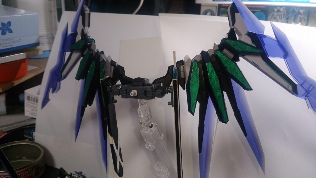 バックパックの翼。フレームアームズの物をいじり、ガンプラに付けれるように加工、バトルアームズのアームで武装を取り付けたぐらいです。
本当はこれをモチーフに翼を作ろうとしたのですが、イメージが固まらなかったのでそのまま使いました。