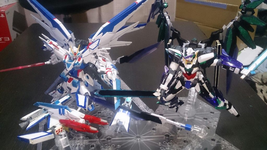 以前投稿した『アストライアフリーダムガンダムセレナ』と。
トランザムとAフリーダムSの特殊システムとの2ショットも撮りたいですが、二機共色を塗り替えないといけないというのもあり、踏ん切りがつかない状態です。
もう一機作る?……………それがいいのかなぁ?()
