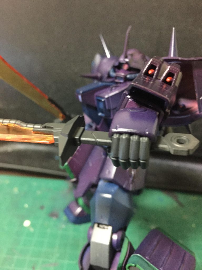 グレネード・ランチャーはガンダムマーカー（メタリック）で塗りました。