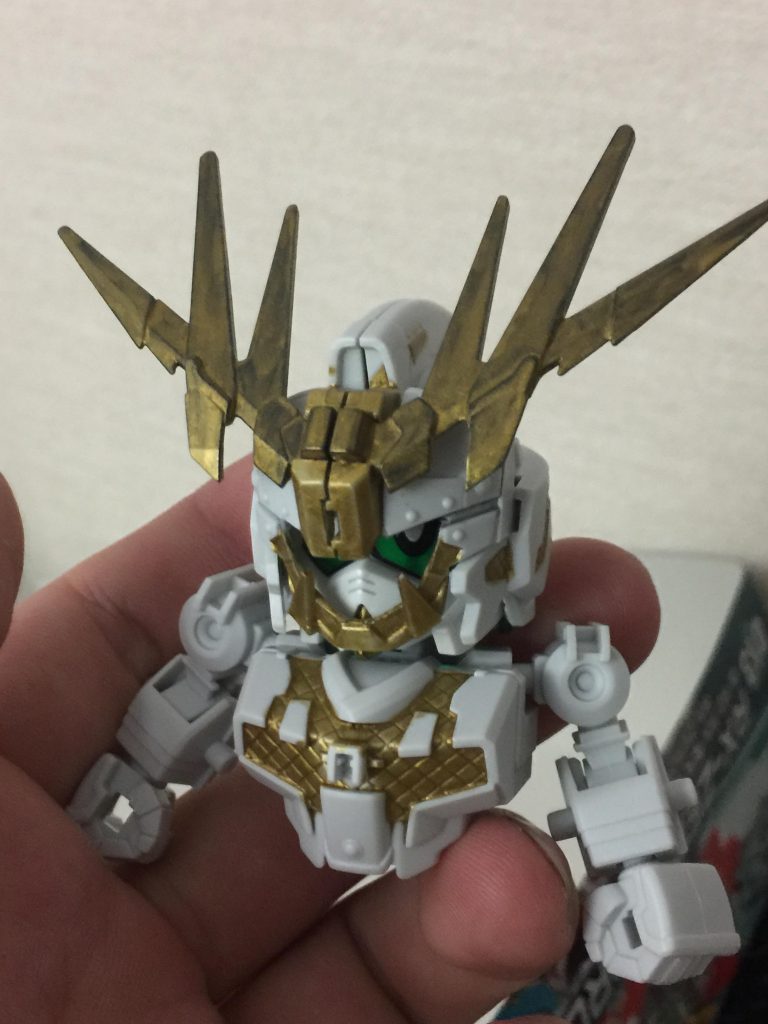 シノビモードのマスク中央をくり抜き、ランナータグを加工して牙にしました