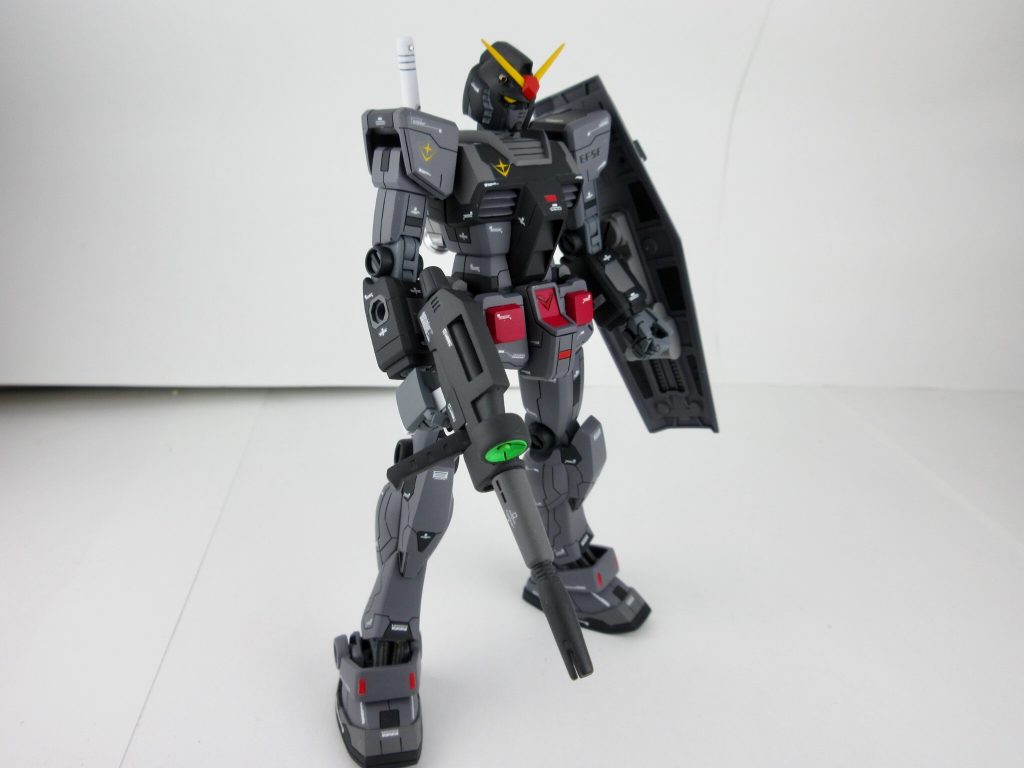 カラーリングはダークハウンドを参考にして、グレー、黒、マルーンの3色をメインに使用。