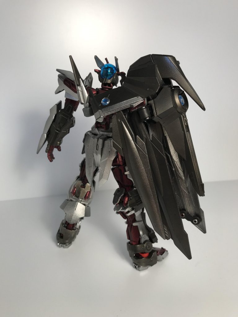 背中のサーベルも使わせたかったので、バラしてF91のものを埋め込んであります。
サーベル刃はリボーンズガンダムのものが丁度いい太さだったので軸を削ってクリアイエロー塗装。
一応収納可能。