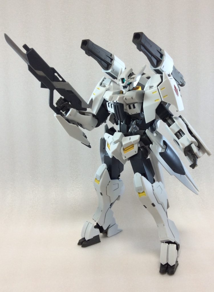 ピンク色の印象が強いフラウロスですが厄祭戦時の白が個人的に好きなので基本色は白としました。