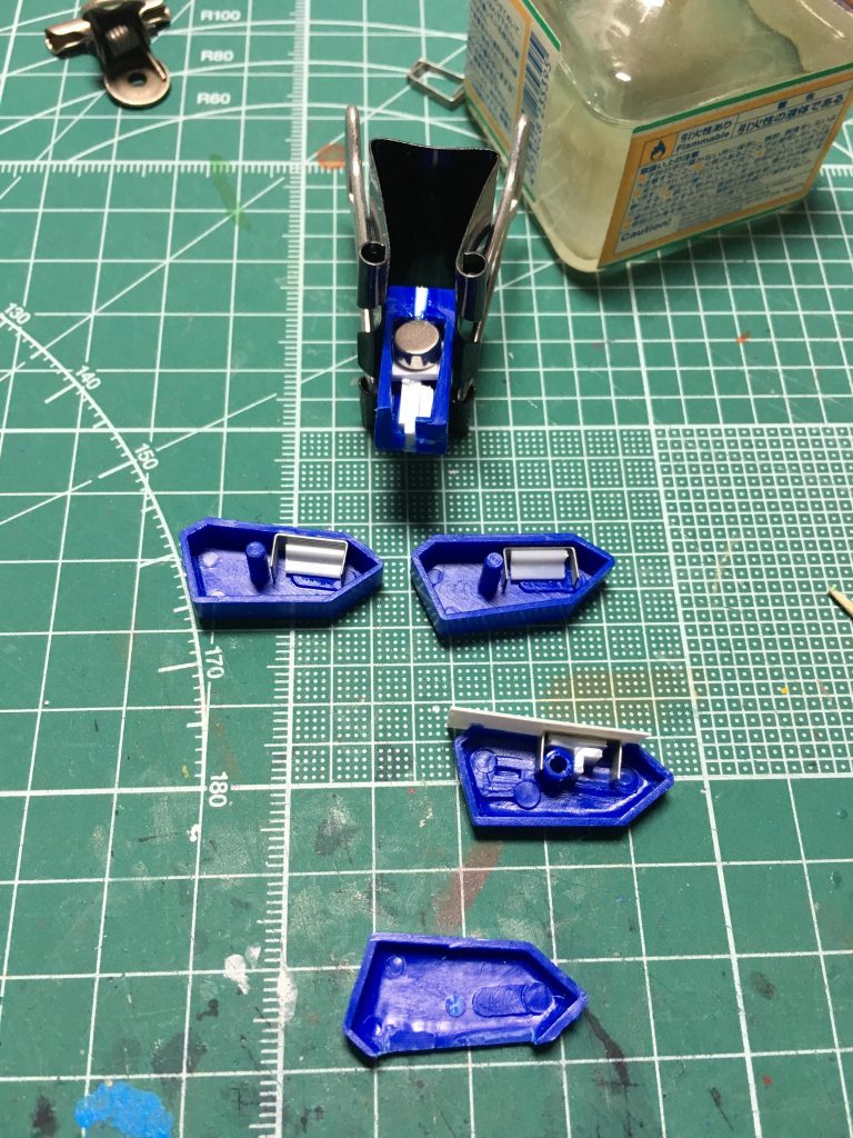 　後部のマガジンは、サイドに装着する予備マガジンとの換装を行うため磁石接続にしました。この工作のため、後部のマガジン装着部とマガジンを切り取りました。装着部にはプラサポ付属の5mm軸を使用して接続。

　ダイソーで購入した小磁石(6mm径でした)を収めるため装着部を1.5mm幅増し。マガジン類は内部にホチキス針を仕込んで接続可能にしています。いずれもL字型プラ材で補強してホチキス針を固定、裏を0.5mmプラ板でふさぎました。装着部の後ろにあるダクト状のディテールは削り落とし、市販のバーニアパーツを接着。