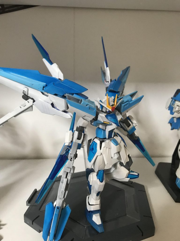 以前の物、翼周りの寂しさや色が少し寂しかったので大型ファンネルを追加しライフルもよりしっかりしたものに作り直して
ファンネルにグリッターソードに合体する機構を付け加えました