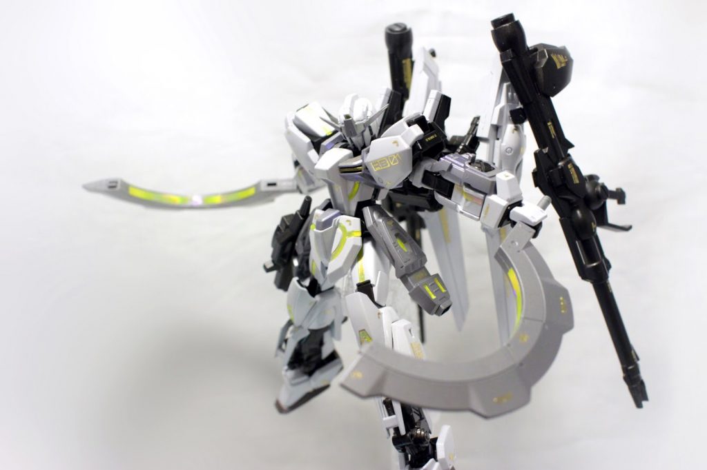 ムーンブレード。ユーゴーのものを流用し、形状はそのままながら塗装&デカール&スターゲイザーのシールの余白で鉄血の鈍器に神々しさを与えました。