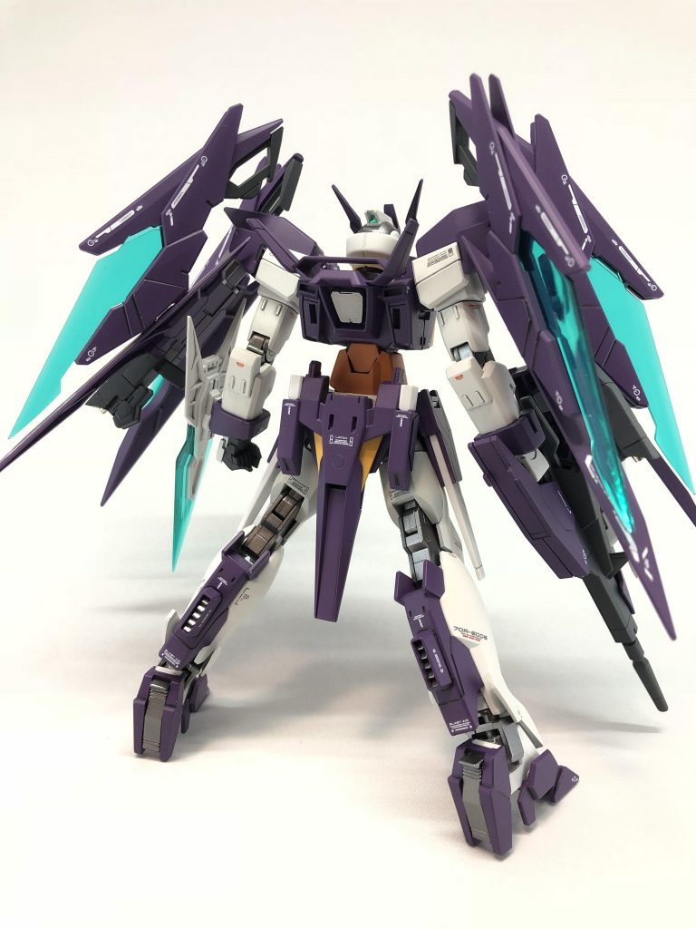 両肩に新造された「ウェポンキャリアー」が大きな特徴である。これにより、スムーズなファンネル射出及び手持ち武器の交換を可能としている。
またABCが施されており、全体的な対ビーム性能を向上させている。(尚、ウェポンキャリアーはAGE2ダークハウンドのものを改造している)