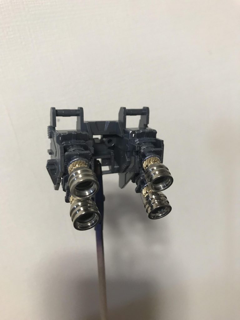 バックパックのバーニアをメタルバーニアに改造しています。