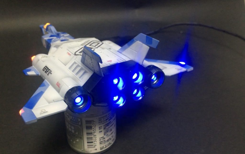 バーニアも全て光らせました。