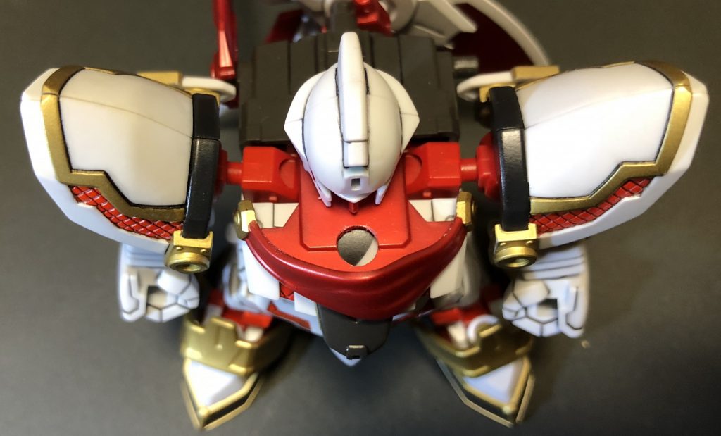 顎を引けるようにしたかったのでマフラーの口が当たる部分を画像のようにくり抜いてます。
もっと広げればさらに可動するかもしれませんが、これぐらいでも結構印象が変わります。