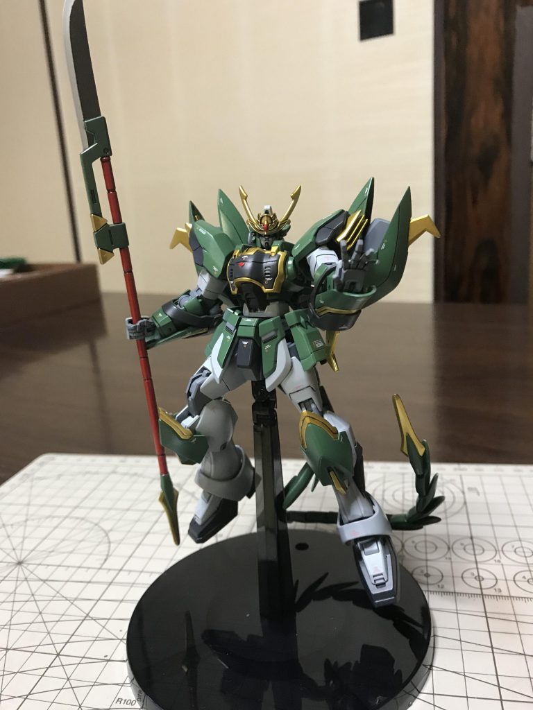 当初は格闘戦向きの機体と言う事で武器も持たせるつもりはありませんでしたが、手元が寂しいのと全体的な色のバランスが足りてないと思い、即興で槍もどきを作成し、それに差し色の赤を入れてバランスを取りました。