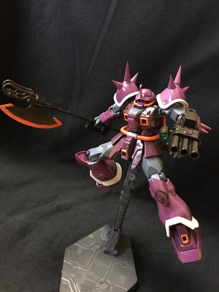 基本武装は試作ヒートランスと3連バルカン
ヒートランスは鉄血オプションセットのグシオンアックスを元にナックルガードと柄の延長、刃の基にMGザク付属のヒートホークのパイプ部分を2つ移植して制作しました
3連バルカンはグフ・カスタムから手首のパーツごともってきました