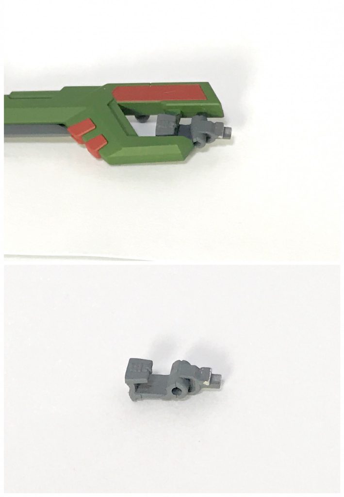 設定画のような素立ちを出来るだけ再現できるように、このようなパーツを作りました。
ライフルを引っ掛けて腰に取り付けます。