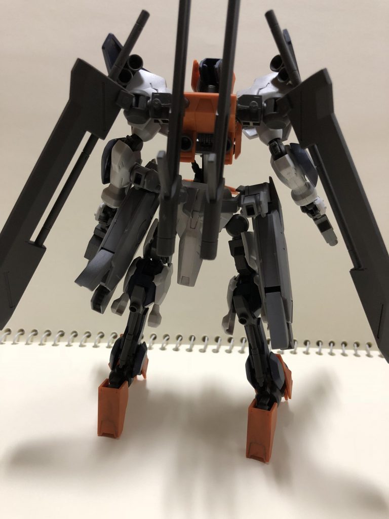 背面です。
ユーゴーの股関節を使ってパックパックを動かせるようにしました。
武装はオプションパーツをそのまま使用しています。