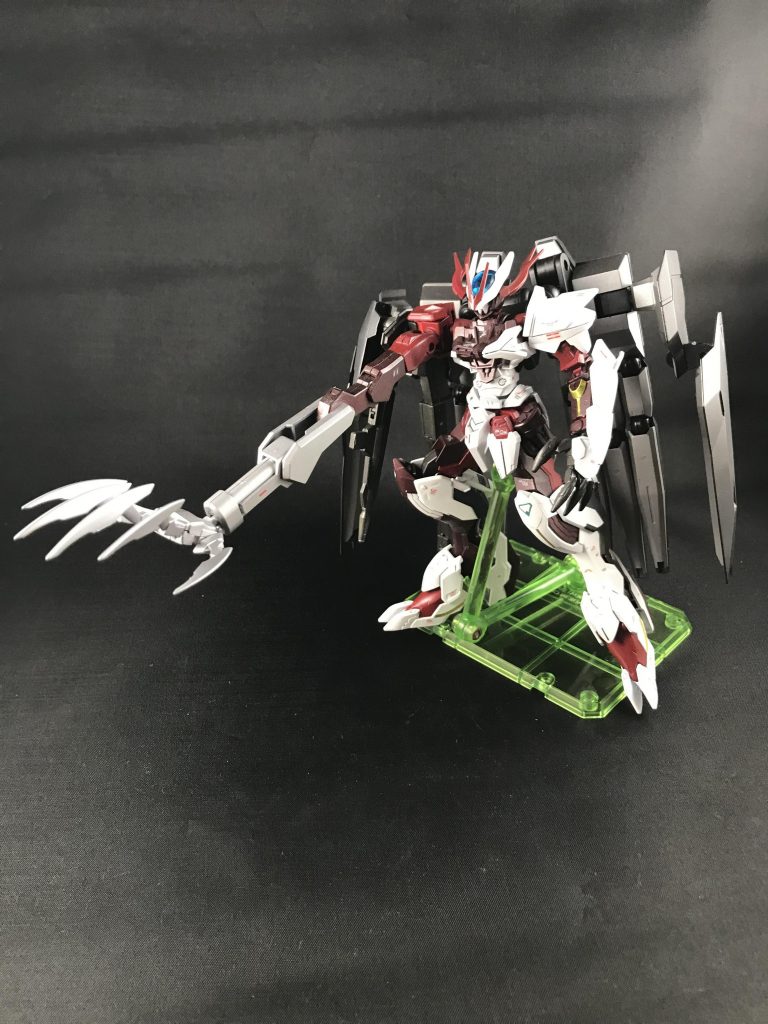 ## 輻射波動形態
右腕に搭載している輻射波動機構により、掴んだ敵を加熱し膨張、爆発させ破壊する武装です。
また関節部分には伸縮機構も搭載しており、見た目以上に間合いが広いです。
出力に関しては、腕部に内蔵されている専用のカートリッジから供給されており、1回使用するごとに1つ消費し1戦闘では予備のカートリッジを含めて3回しか使用できないため、ここぞという場面で使用します。
また交換時は大きな隙になりますが、ビッグアーム・ユニットの防御形態をとることにより、隙をカバーしております。
カートリッジが切れた後は、敵を掴んだ腕をパージし自爆させて身軽にします。
シバ・ツカサが他作品のロボットアニメを参考に制作した武装という設定です。
*※輻射波動機構とは?*
コードギアス 反逆のルルーシュで登場した「紅蓮弐式」に搭載している武装の1つ
掌から高周波のマイクロ波を短いサイクルで照射し、膨大な熱量を加え爆発、又は機体を膨張させ破壊します。
簡単に言いますと、出力が凄い高い電子レンジです。