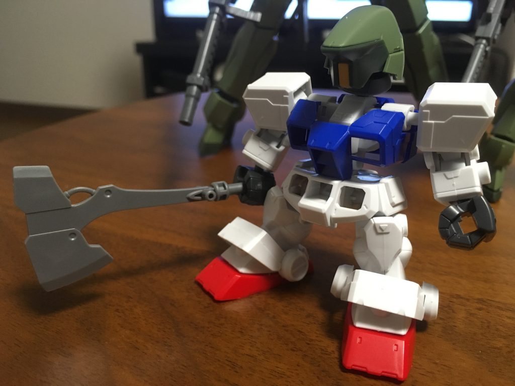 基本的にはHGグレイズ×SDCSガンダムのミキシングですが、最初は完成イメージとだいぶ遠く…頭は1/100グレイズです。