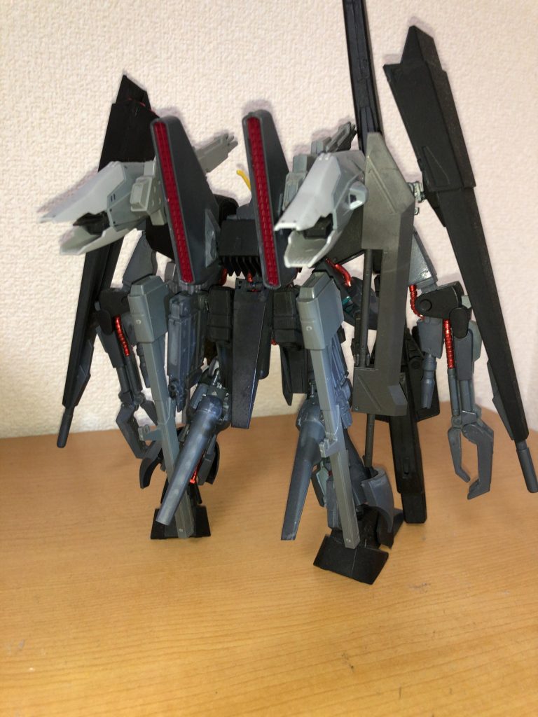 プロペラントブースターを撤去し友人から拝借したジャンクをぶち込み推力そのままに火力も増加。
ギャプランの腕には各装備をマウントでき、この時はジャンクの２連装砲、鉄血武器の大剣をマウントさせています。
ケツの3角スラスターを撤去しバウのバックパックを接着。羽のあった部分にはジムパワーカーディガンのサブアームをつけてバズーカをマウントさせています。