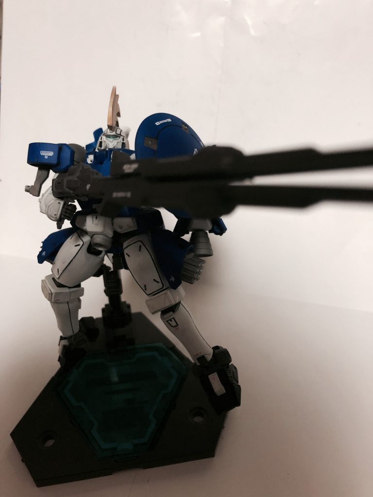 射撃兵装であるメガ・バスターライフルはメガキャノンと並行して開発されていたものである。メガキャノンが完成しない場合を考え、ウイングガンダムのバスターライフルをベースとして設計されている。威力や弾数でメガキャノンに劣るが本機の特性上、問題はなかったようだ。
トールギスのAIの都合上この武器を使うのは稀であることが判明している。
しかしあまりに距離を置いてしまうとメガ・バスターライフルの餌食となるだろう。
適切な距離で立ち回りたいところだ。