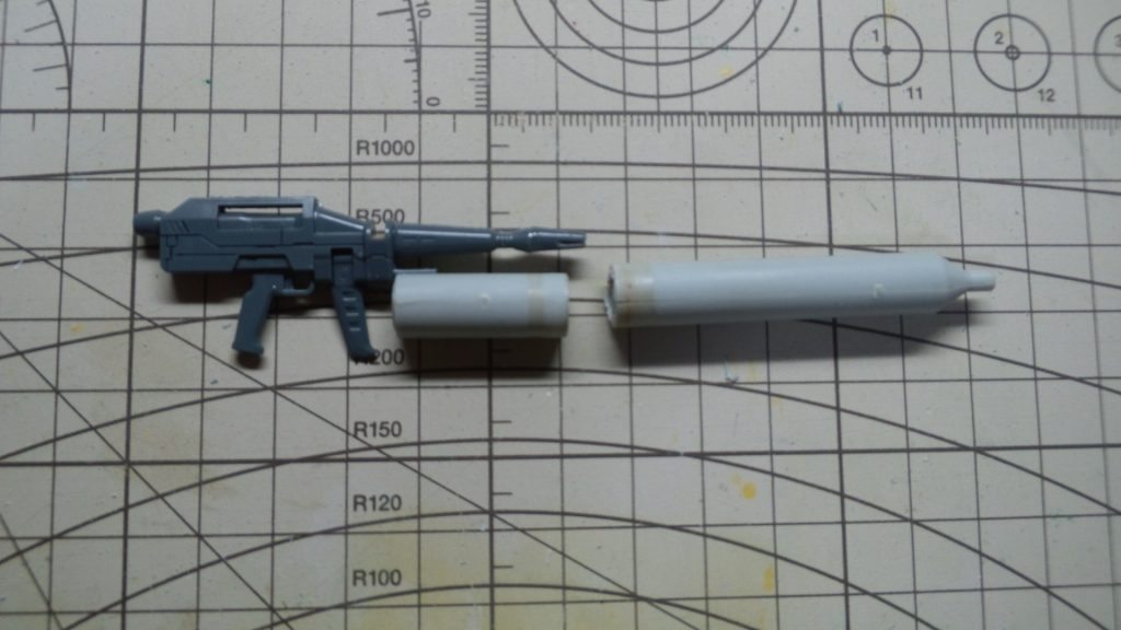 スーパーナパームの製作途中。
市販パーツのタンクをカットして製作してます。