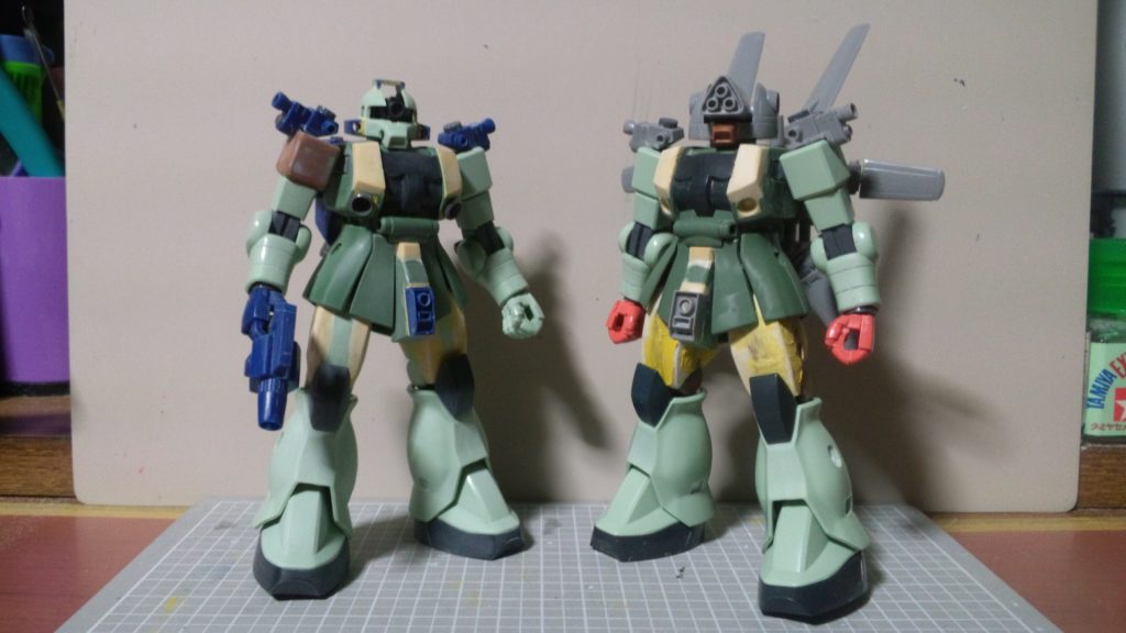 塗装前の強行偵察型と2ショット