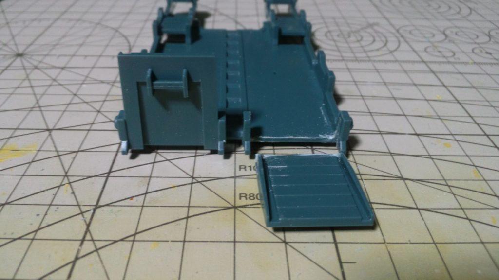 ネットで参考した箇所、トレーラーのデッキの脚部置くところの加工。
MS非搭載時は収納出来るようにしました。