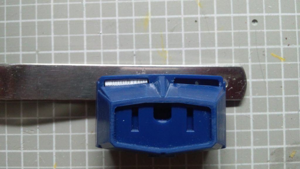 Gスカイイージー用の接続パーツのダクトにモールド入りプラ板を仕込みました。