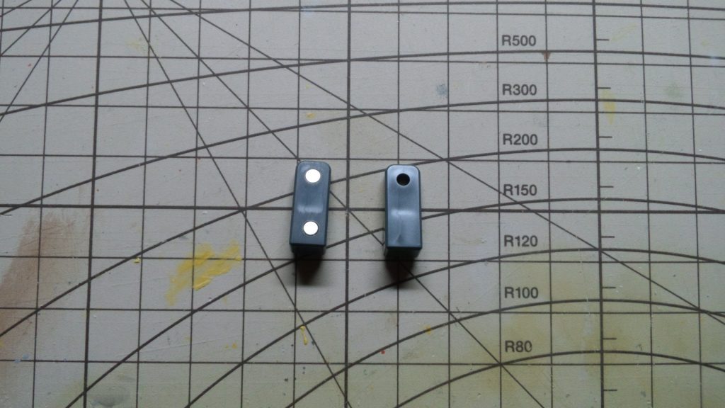 アクションベースに付属する使用しないであろうアタッチメントパーツを利用して、コアブースター用のアタッチメントパーツを製作。
これに伴い、ブースター底面にネオジム磁石を埋めました。