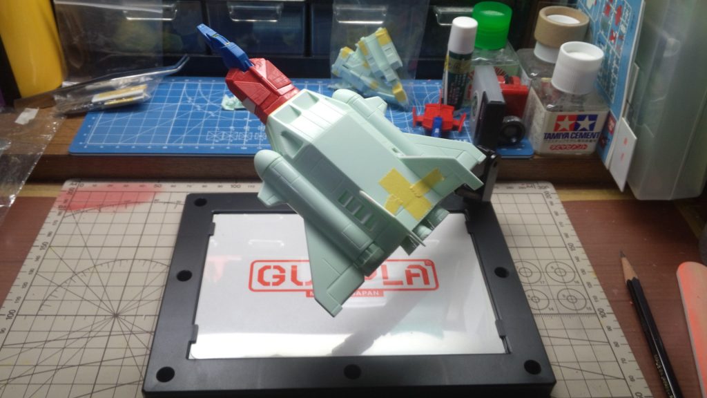 製作途中。
ネオジム磁石を使用しているので、これくらい傾けて飾っても大丈夫。