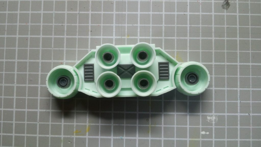 バーニア周りは市販パーツでテキトーに装飾。