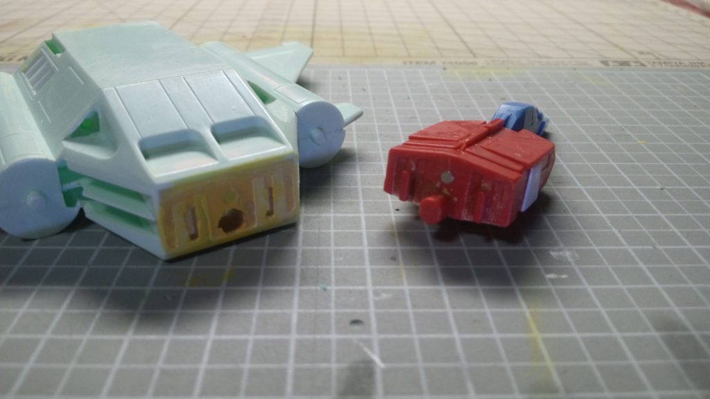 ブースターとの接続はガンダム＋Gファィターに付属するGスカイ用接続パーツを使用。
パテでダボ穴を作った上でネオジム磁石による接続なので、保持力もバツグン。
後々製作するガンダム＋Gファィターでもシェア出来ます。