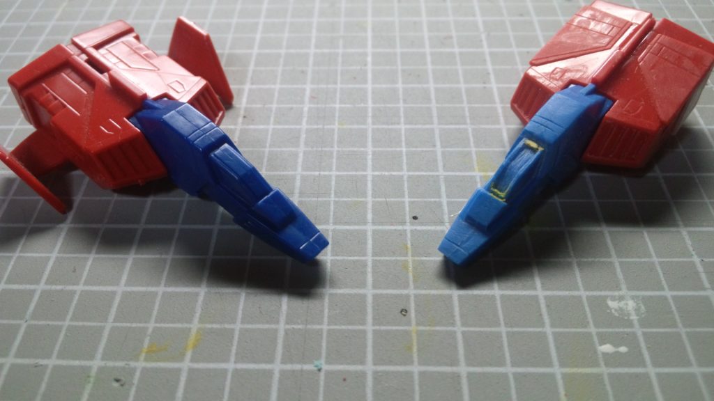 キャノピーは、キットでは凸になっているので、パテを裏打ちした上で削り込み凹にしました。