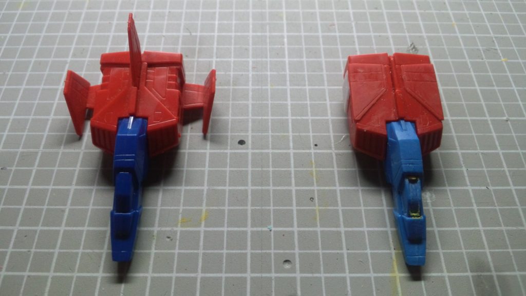 HGUCガンダム付属のコアファイターのパーツを切り貼りして、主翼等を畳みました。