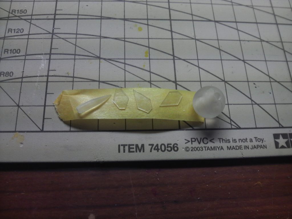 先端はクリアーランナーの削り出し、菱型の刃は透明プラ板の切り出し、丸い部分は手芸屋で見つけたビーズです。