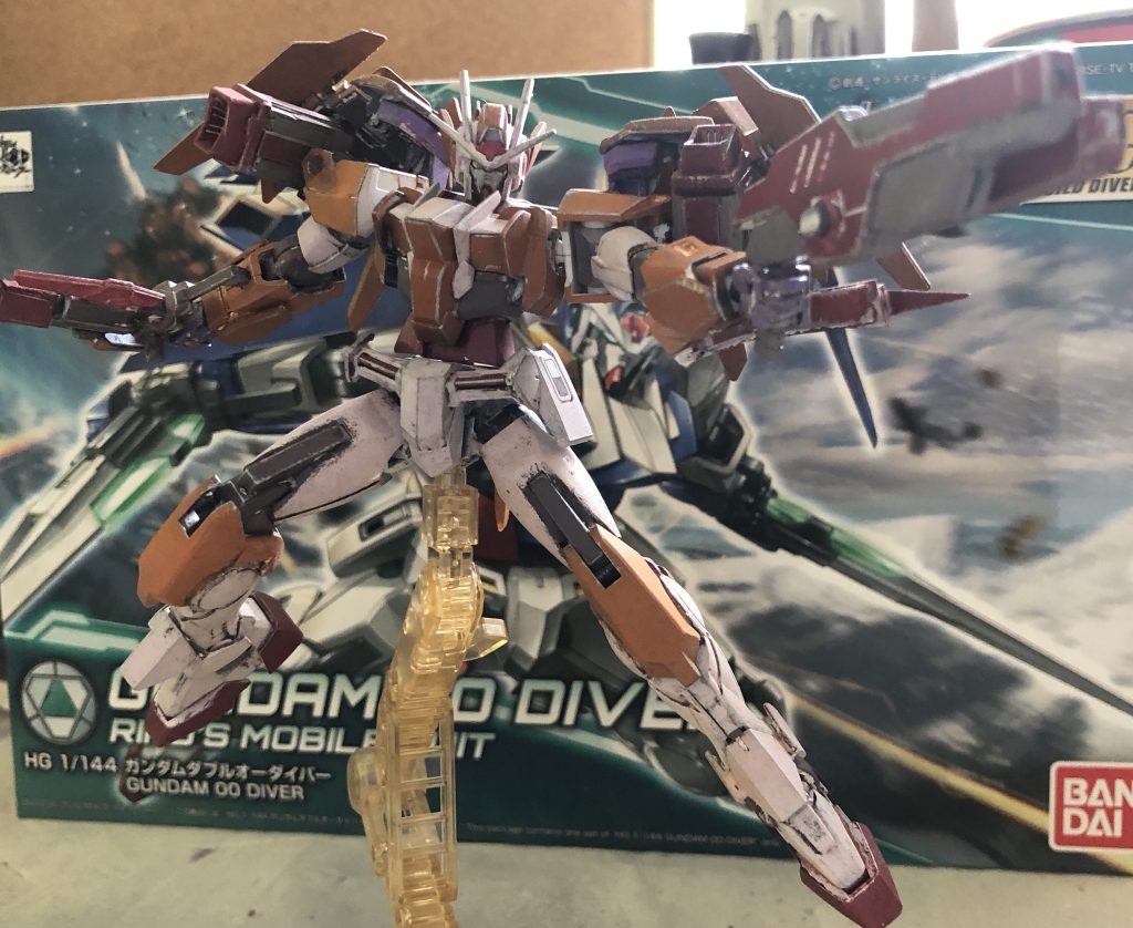 左腕にツインバレルガン及びスピンカットソード。紅ウェポン付属のライフルにバレルを自作してランナーを切り取った棒で接続。スピンカットソードは完全自作です。
ツインバレルガンは汎用な射撃武器として、スピンカットソードは近距離武器及びグラハムがディフェンスロッドでピストルを防御したアレみたいな防御武装として作りました。