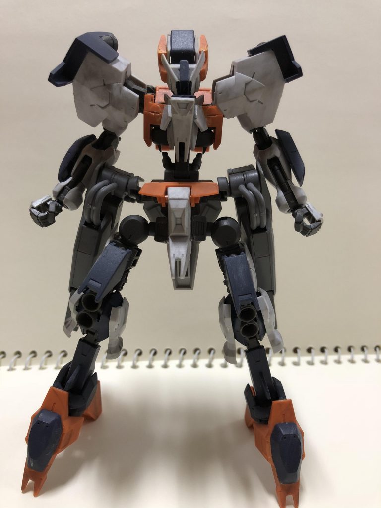 正面からです。
股関節の位置を一段下げて背を高くし、スマートにしました。
ユーゴーのパーツをミキシングして肩や胴体などを製作しました。