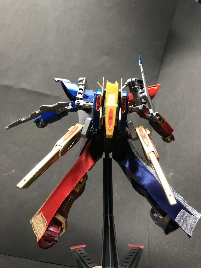 バックショット。クローズ側の胸当てはマシンライダーのアームをバックパックから肩を通して回しています。一応左右両方に付けていますが前に出すのは片側だけ。