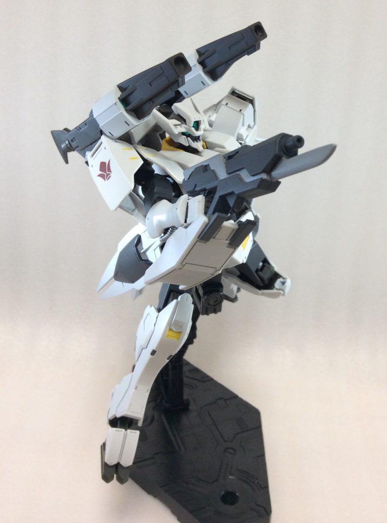 主装備のバヨネットライフルは精密射撃時にガントレットで銃身を固定することが可能です。