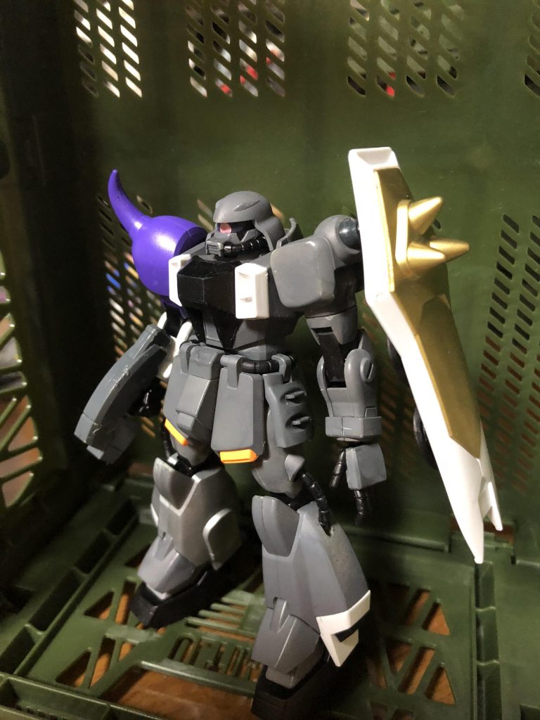 そして引き渡しの日、ザクウォーリアを受領しに輸送シャトルで来たのはかつてザク先行量産機またカオスガンダムのテストパイロットを務めたコートニー・ヒエロニムス。
無事に受領をし終え、ヴェルヌ設計局のあるコロニーに戻る途中に民間シャトルを襲う海賊に遭遇。
海賊を撃退する事には成功したが、ウィザードパックやビームライフルを装備していない状態での戦闘であったため右肩と右足、シールドを失ってしまう。