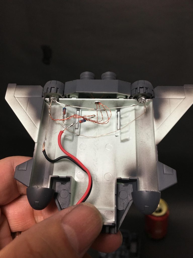 旧キットの利点は中身が空っぽなので回路を仕込むのがとても楽ってところです。