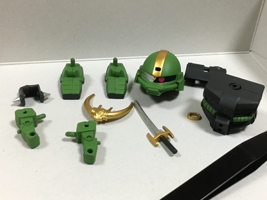 乾燥待ち、目(モノアイ)はメタリックシールを貼りました。