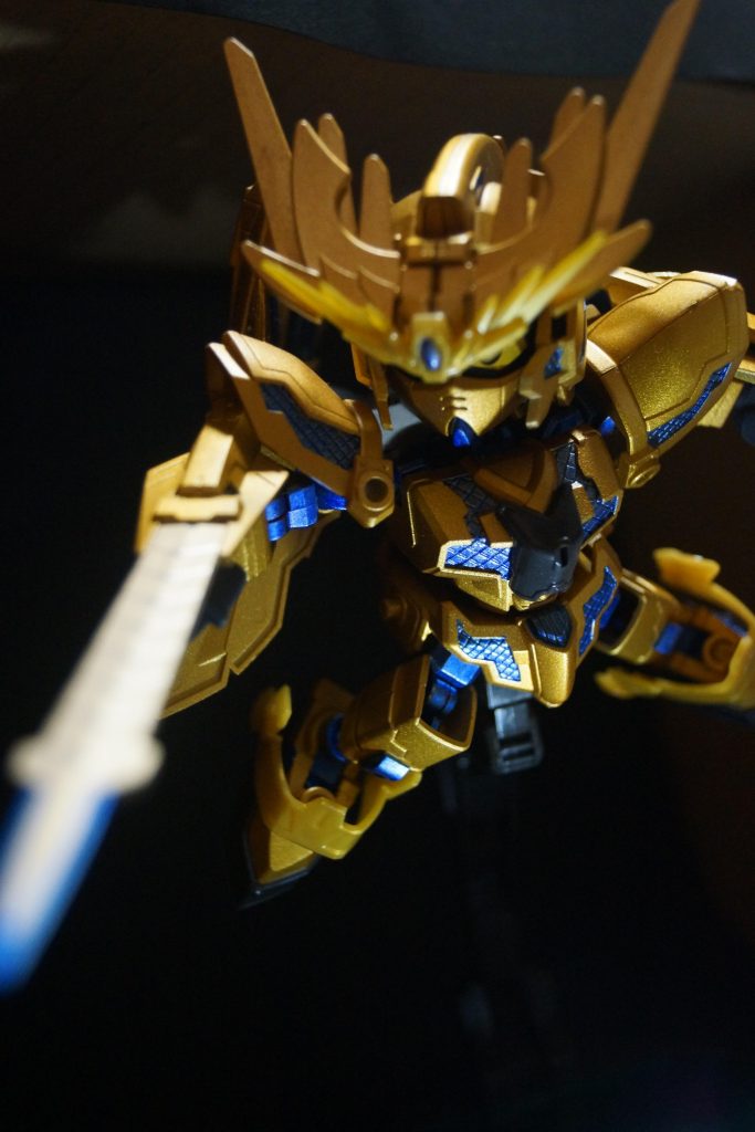 ポージング。西洋式両刃刀は基部と刃部分を色味変えています。ツノは、SDフェネクスから。