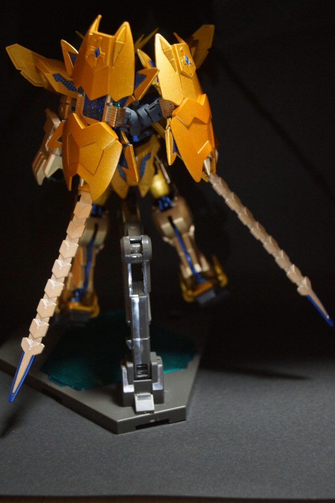 背面です。シールドは騎士ユニコーンから。西洋式両刃刀はレギンレイズジュリアから。
SD形態での刀モード時と、リアル形態でのスタビライザー時で刃のパーツは交換しています。