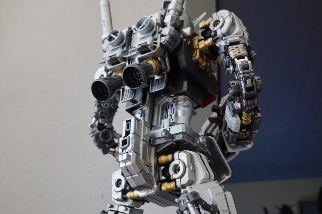 PGは1/60で全長30cm近いので作り甲斐も塗り甲斐もあってとても好きなシリーズ。内部のフレームの作り込みもMG程ではないけど当時としては大変工夫されたシリンダー等のギミック満載で見応え抜群。外装つけると隠れちゃうフレームの色分けを考えるのも楽しいです。