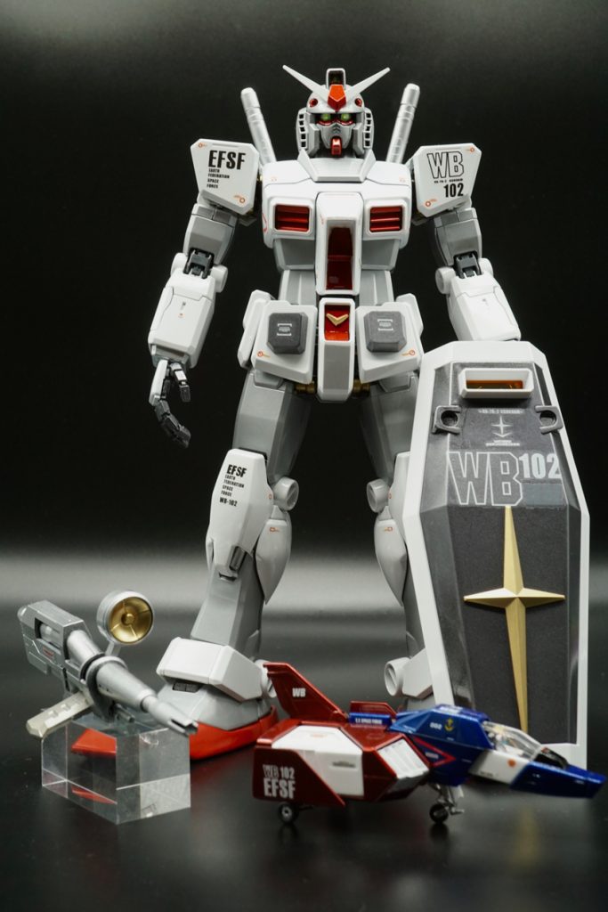 古いモデルなので最新のガンプラ程可動域は大きくないけど、流石のパーフェクトグレード。シルエットは現代の細くて足長のスタイルの良いガンダムよりも太々しくてカッコ良いです。白とシルバーを基調として赤を挿し色にしたこの配色、オリジナルのトリコロールよりも好みです。
